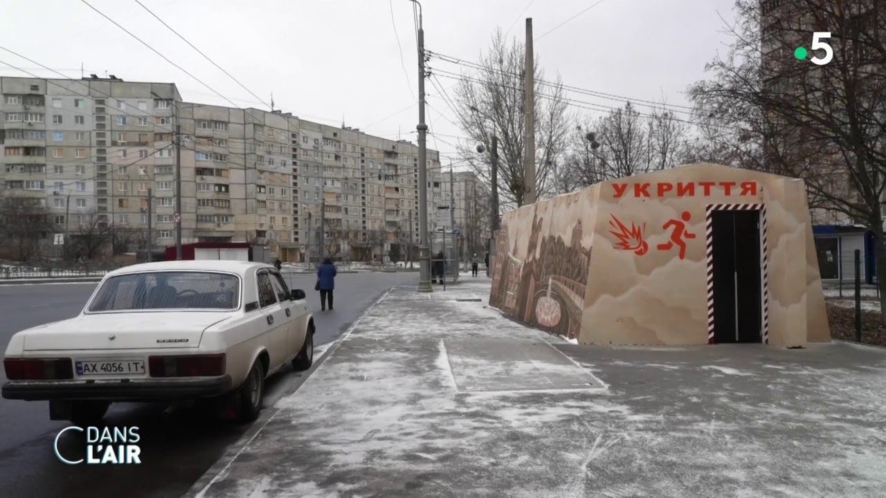 À Kharkiv, le souvenir des combats hantent encore les habitants - reportage #cdanslair 17.02.2023