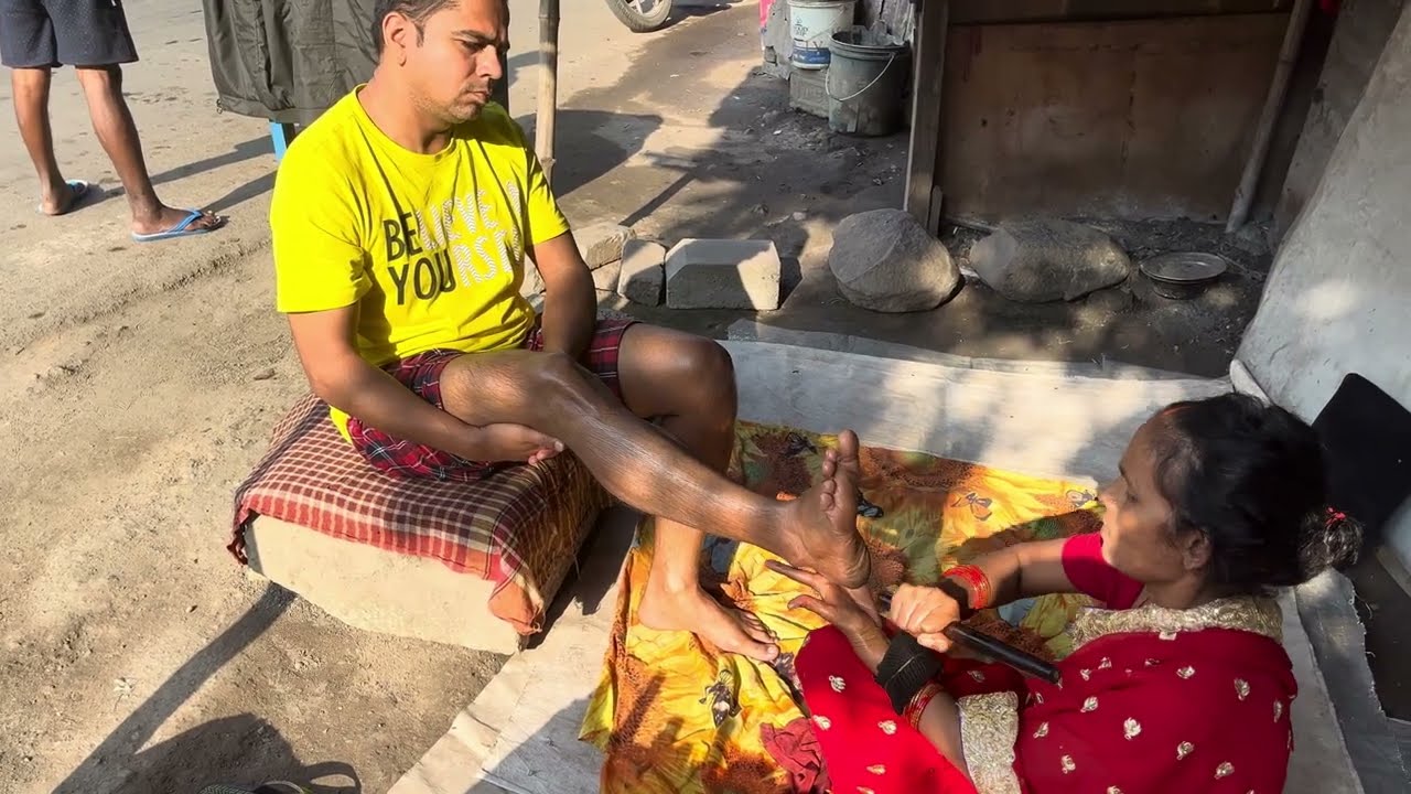 Found help in middle of Indianstreet _badly Footpain cure by his unique technique Foot massage| ASMR