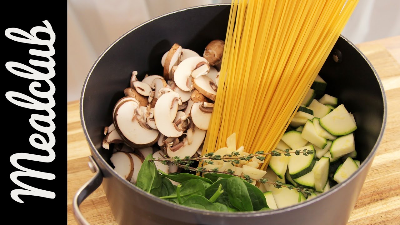 One Pot Pasta mit Zucchini und Champignons | MealClub
