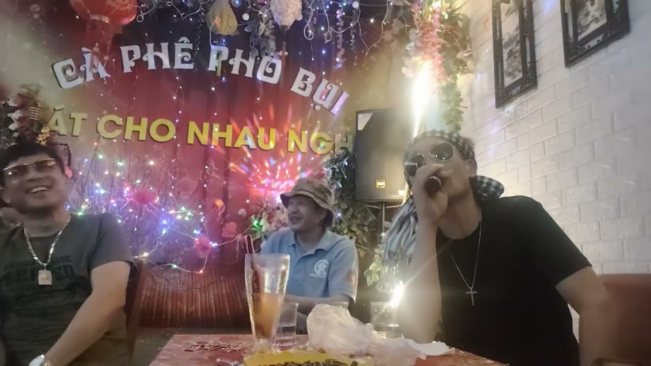 Ae gặp là hát trai yêu  văn nghệ cho vui gái yêu văn nghệ cho đời nở hoa