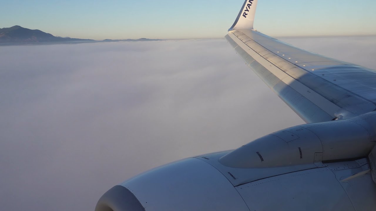 Ryanair Boeing 737-800 Foggy Landing at Salzburg Airport Runway 15 (4K HD)