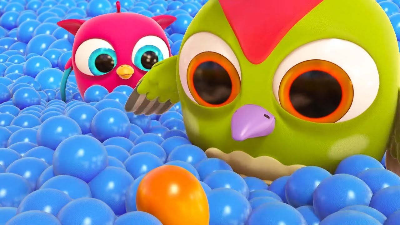 Hophop, a coruja, brinca na piscina de bolinhas. Desenho infantil. Desenhos animados em português
