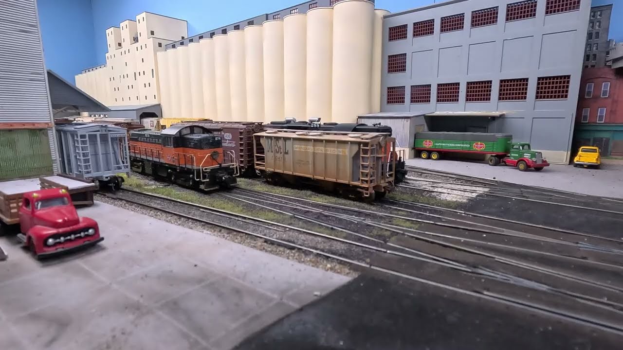 Перемещение материалов компанией Des Moines Freight House and Company, принадлежащей Milwaukee Road.