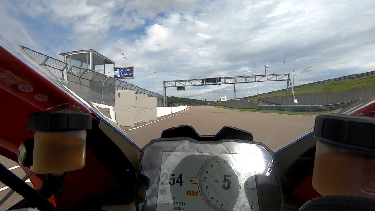 Das rote Biest: Mit der Ducati Panigale V4S auf dem Sachsenring.