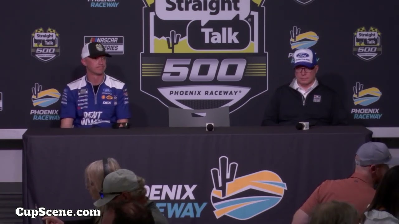 Гонка NASCAR на трассе Phoenix Raceway, март 2026 года: Джонатан Хасслер и Майкл Нельсон после фи...
