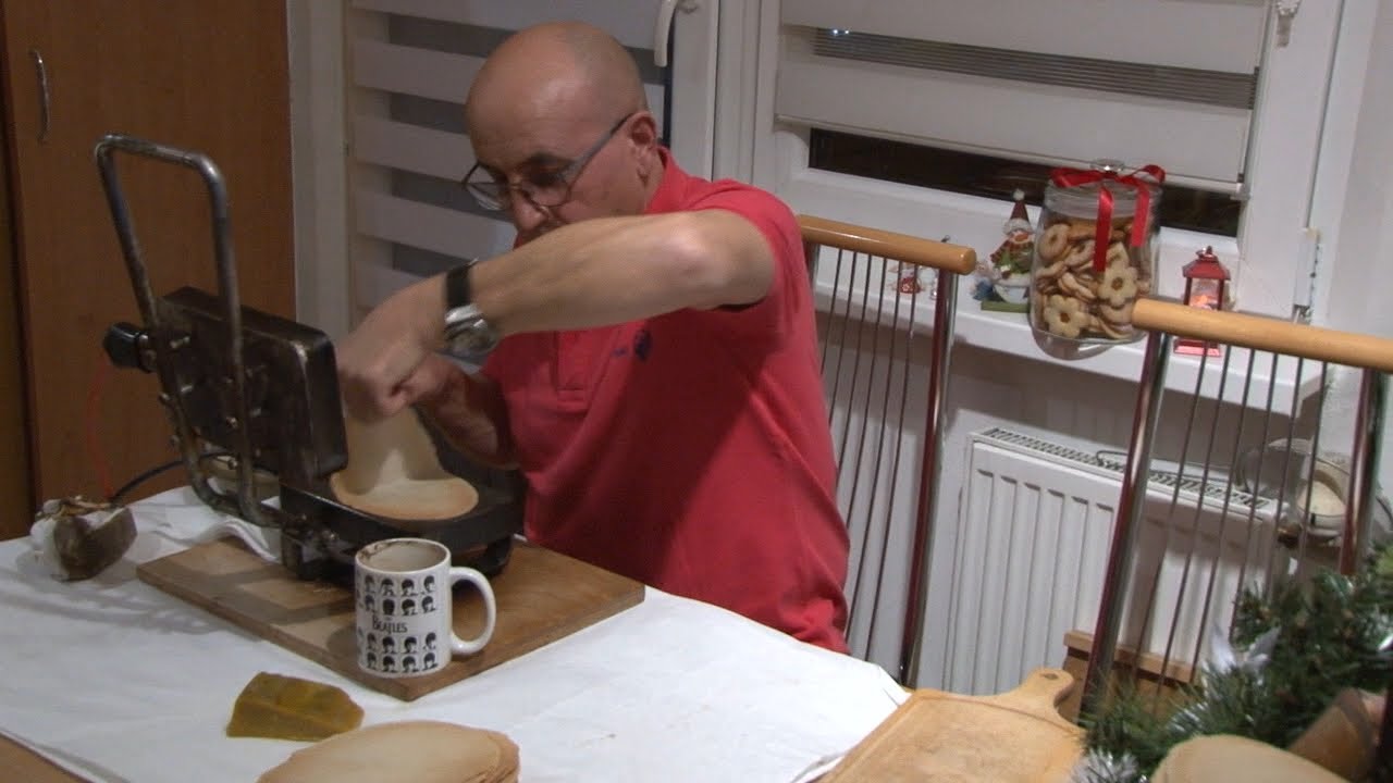 Žiarčan Ivan s manželkou pečie oblátky z 15 kg múky