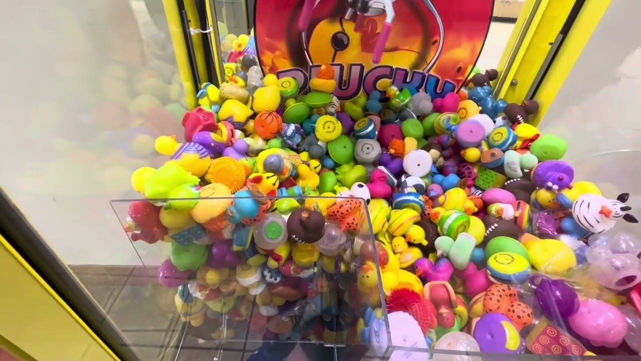 BACK AT *THIS* MALL FOR A COUPLE OF DUCK CRANES WITH NEW PRIZES!