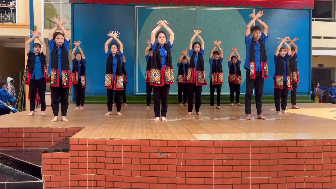 Chuẩn bị đêm liên hoan văn nghệ lớp 12a8 trường PTTH nguyễn khuyến bu nho bình (phước cũ) đồng nai 