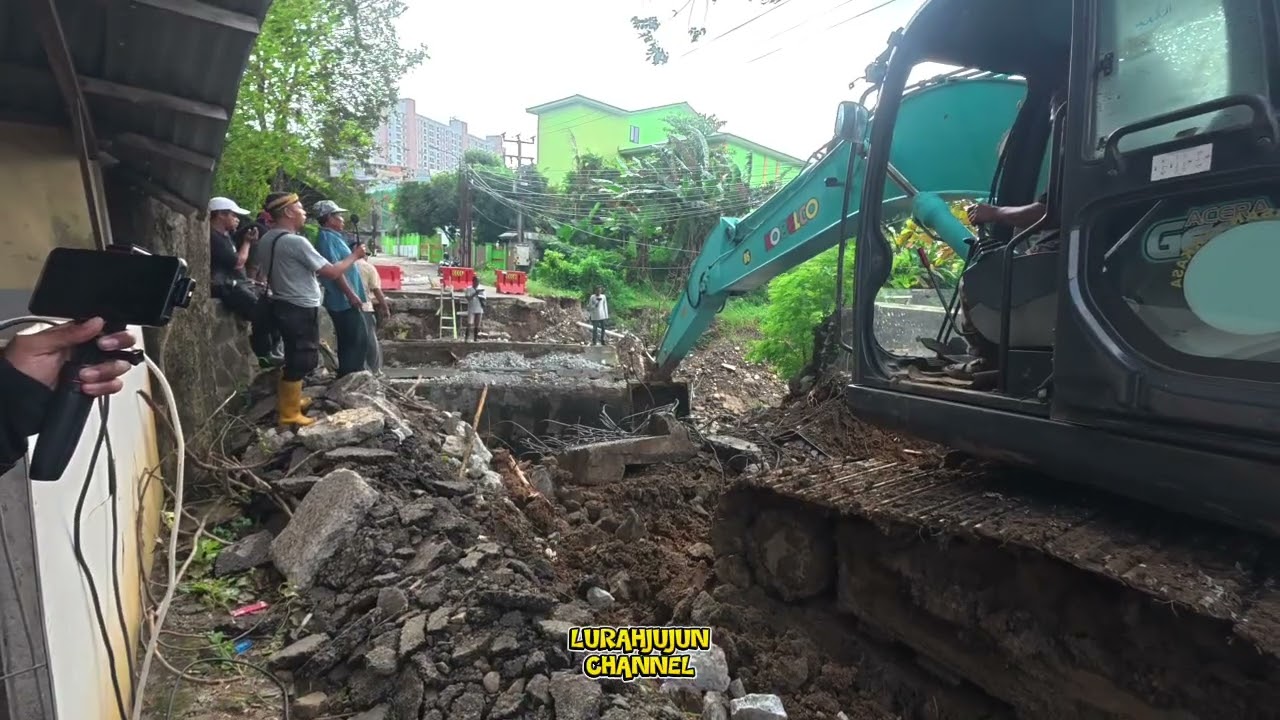 LURAH JUJUN GERAK CEPAT PENGERUKAN KALI CIKALAPA BENAHI SASAK BODAS YANG AMBRUK 