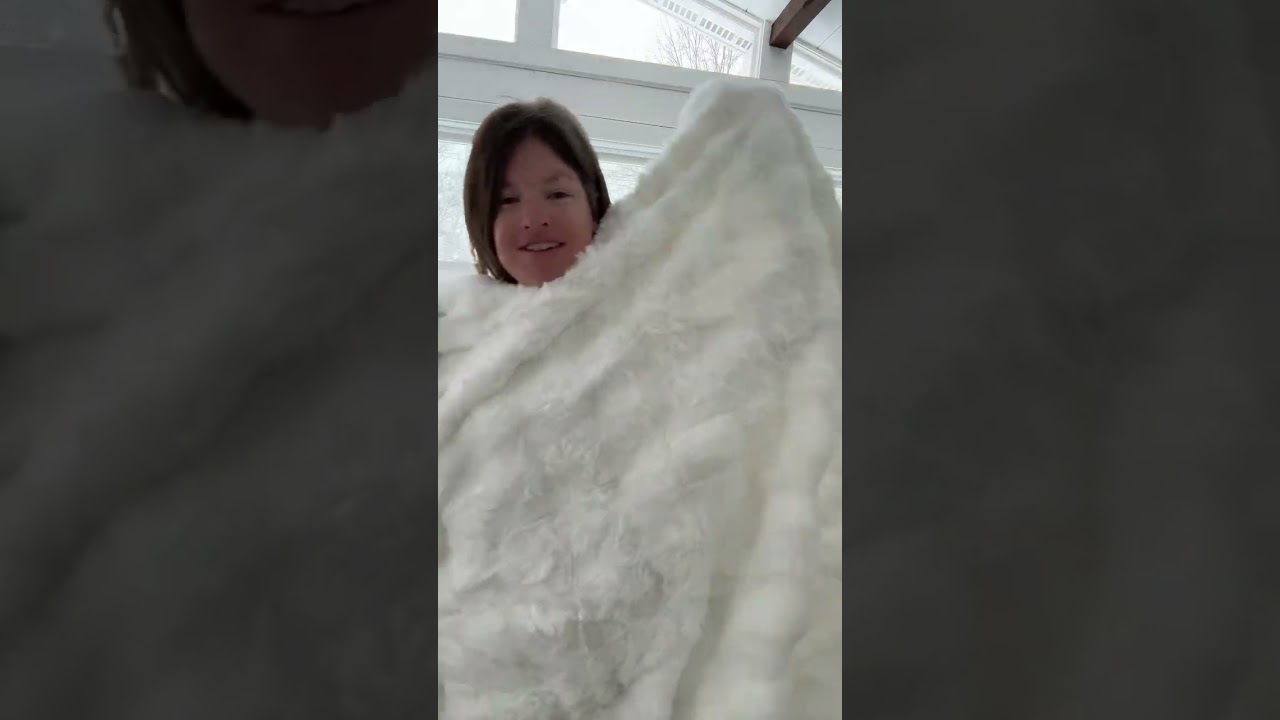 Throw blanket soft fuzzy blanket 