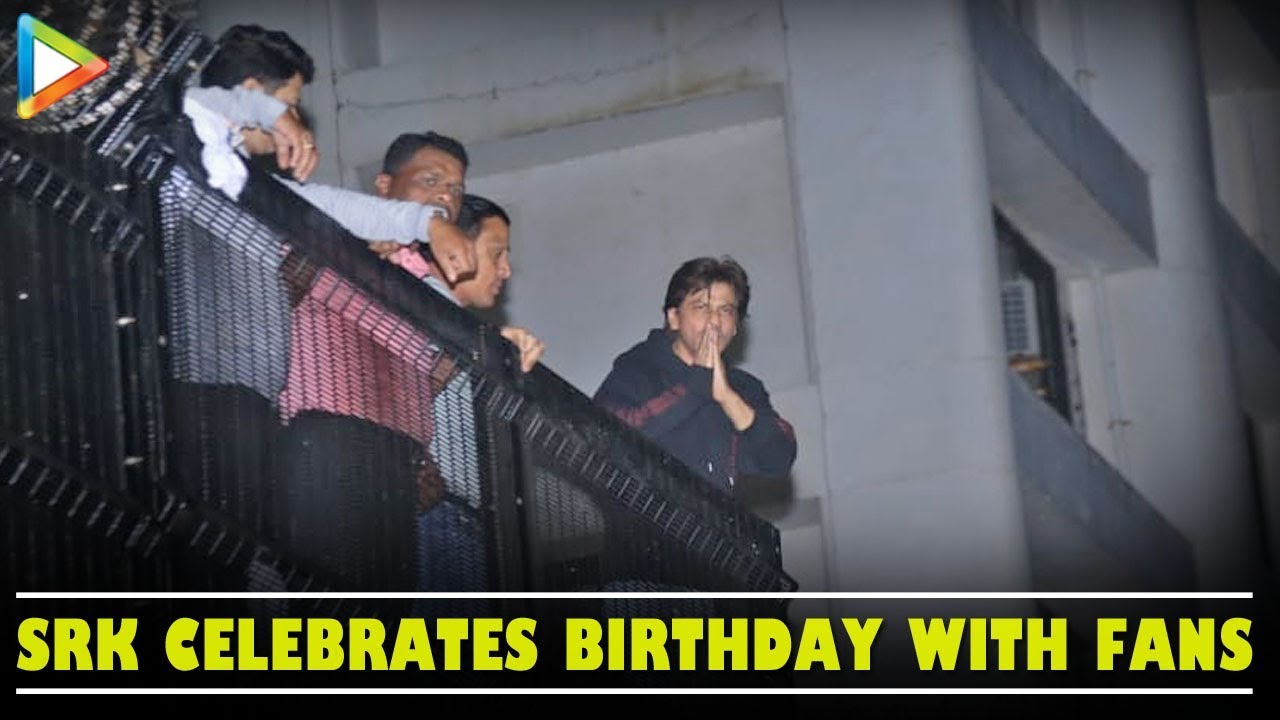 Shah Rukh Khan greets his FANS at Mannat | SRK Birthday Bash | Shahrukh Khan Birthday Celebration