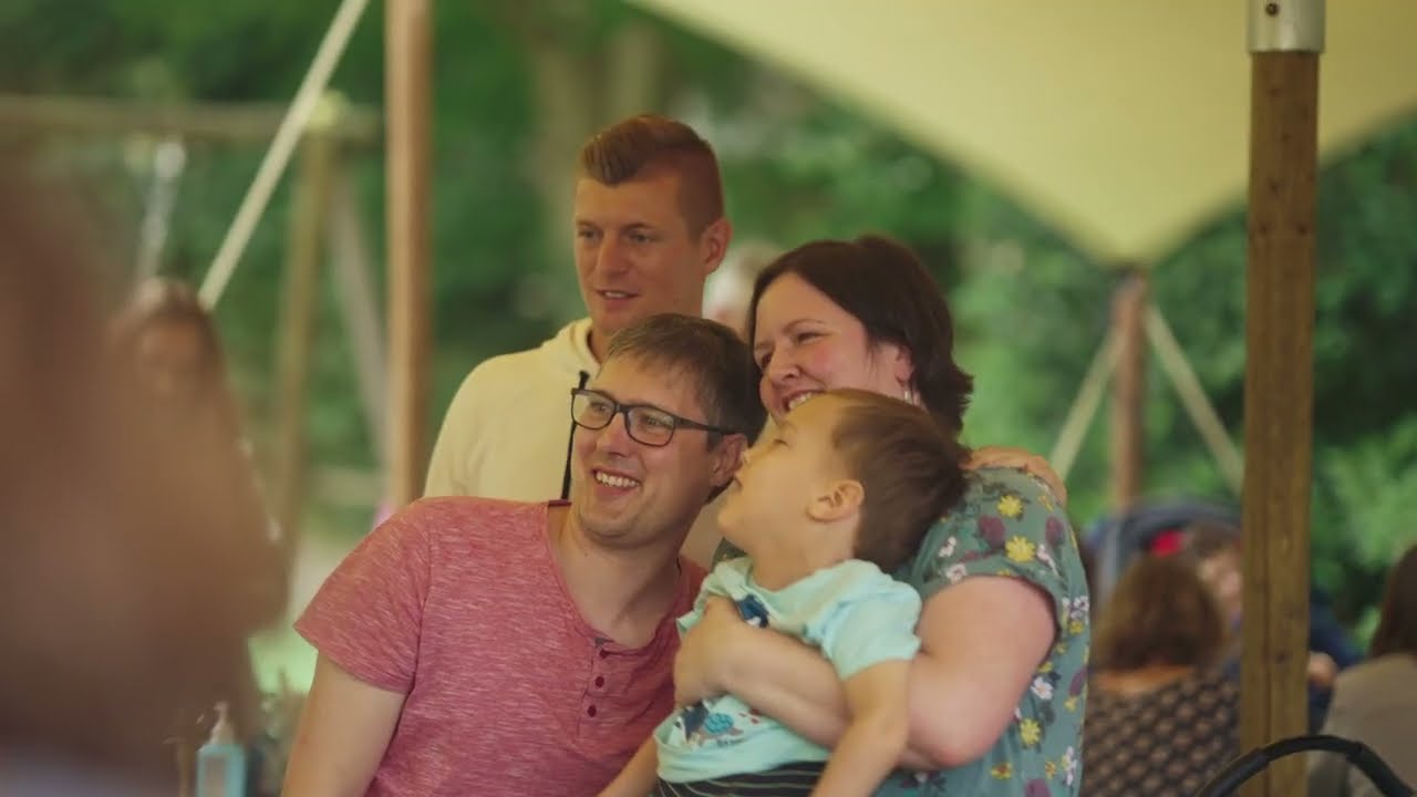 Toni Kroos beim Sommerfest im Kinderhospiz