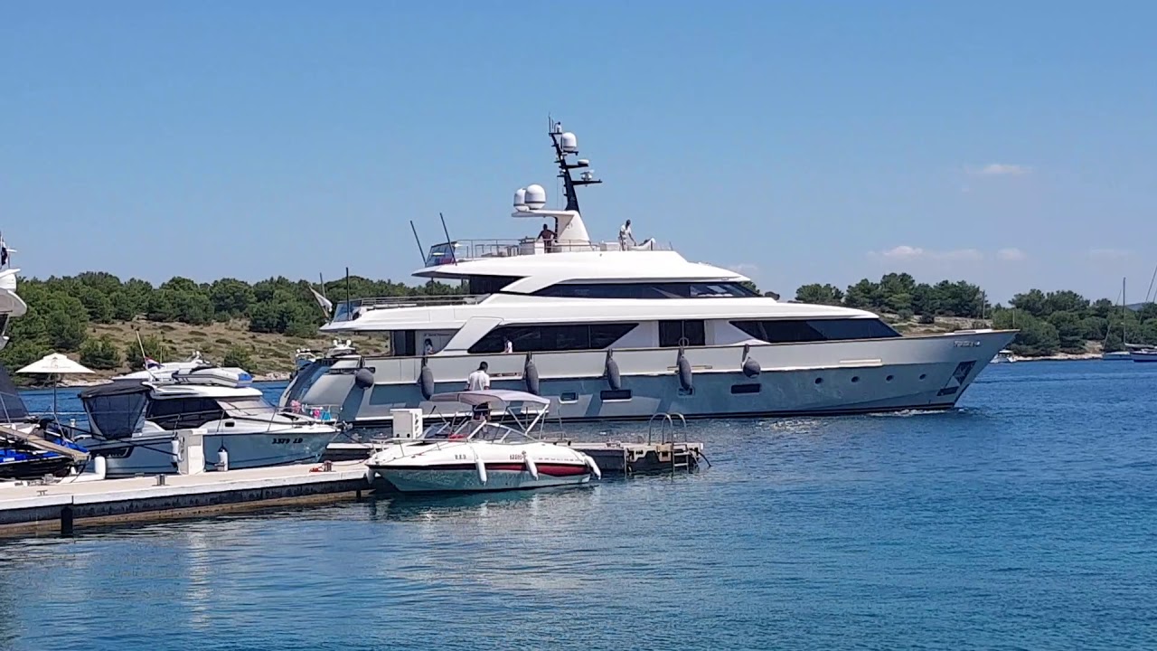 Otok Zut, Konoba Festa.