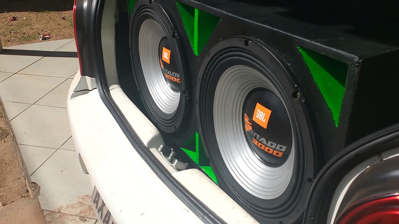 JBL Tornado 3000 tocando 