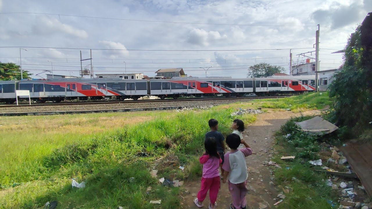 Rayya dan kawan-kawan lihat kereta