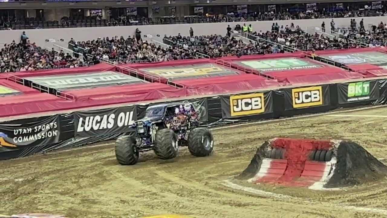 Son uva Digger Monster truck #monstertruck #freestyle #monsterjam #viralvideo