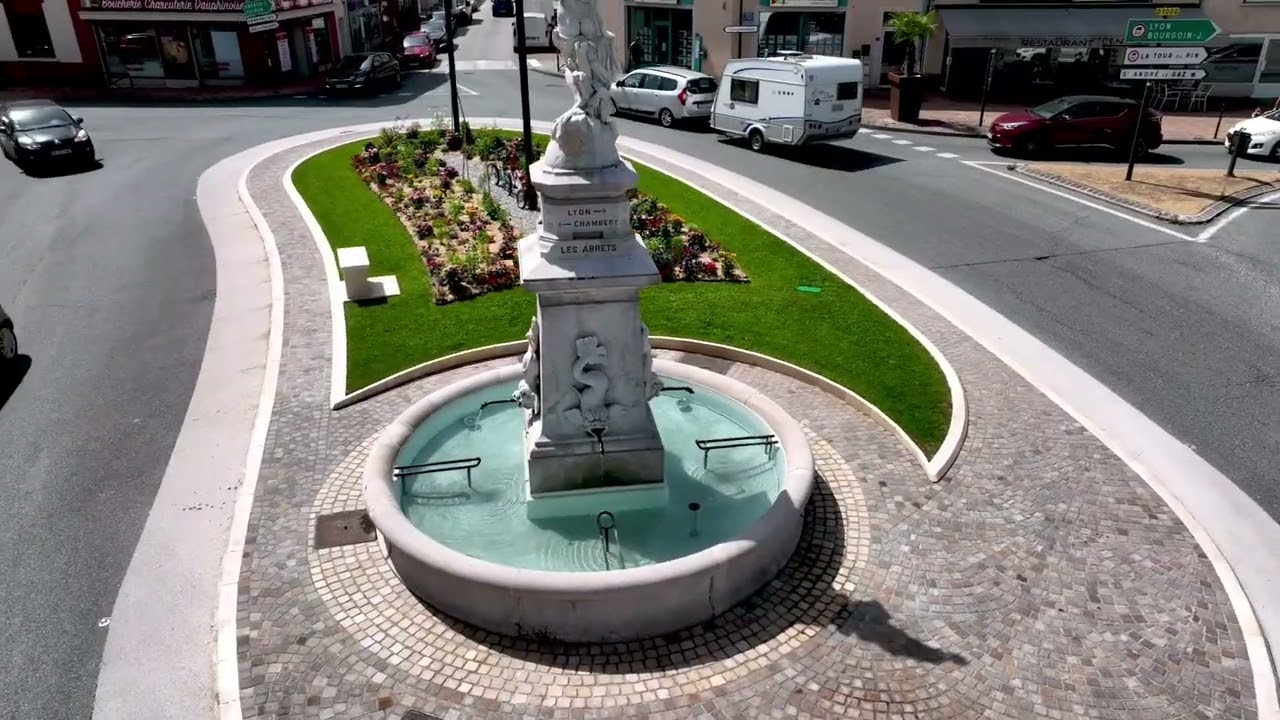 Construction d'un rond point, pose de bordures et de pavés