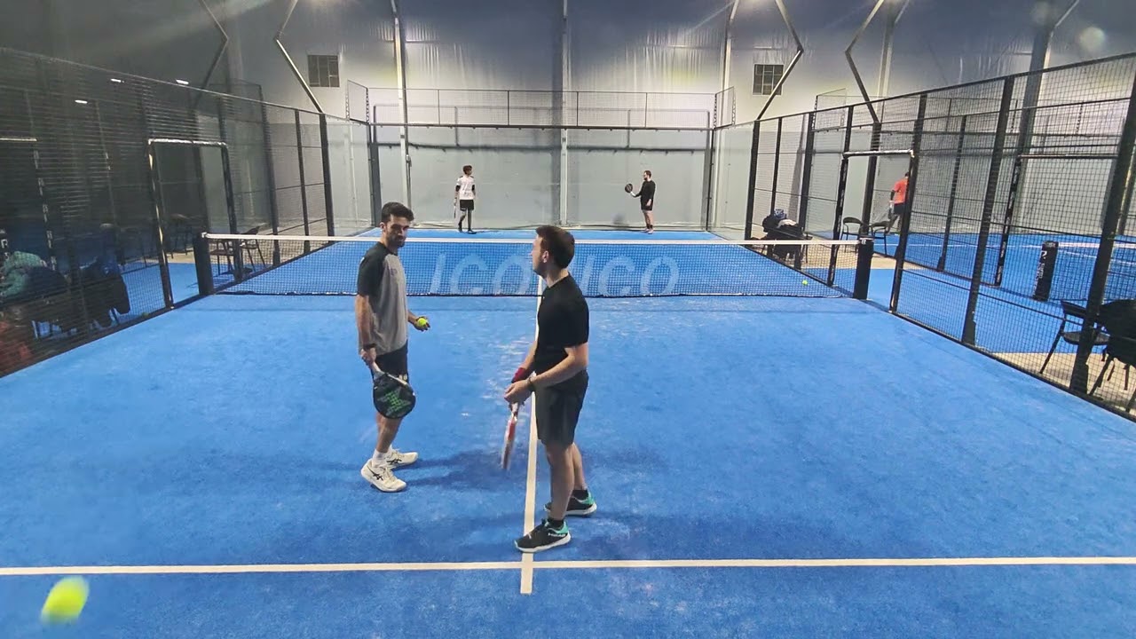 Partido de pádel amistoso