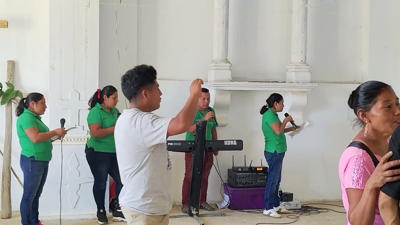 Las chicas de San Miguel Reyes putla oaxaca está participando en cerro pájaro 