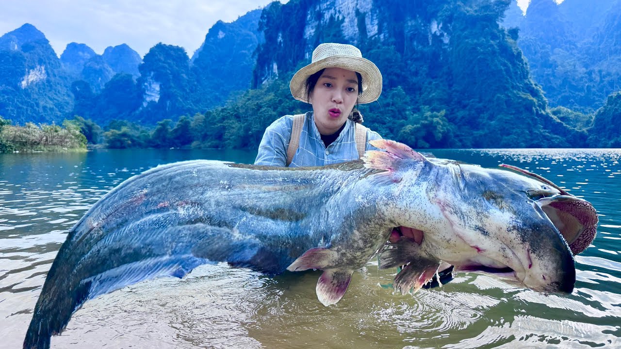 Traditional Fishing Skills - Single Mother Catches A Sea Monster Beneath The Towering Mountains