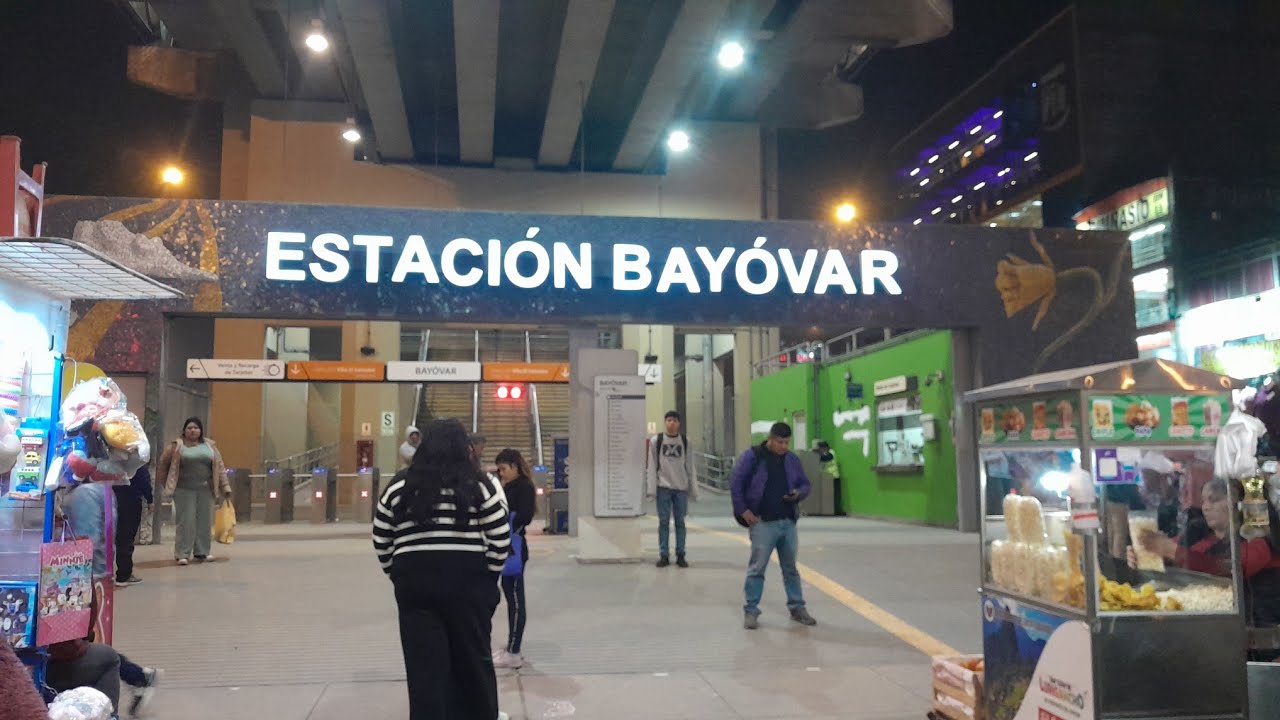 Viajando en la Linea 1 del Metro de Lima. Una noche en la Estacion Bayovar.