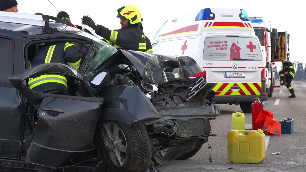PKW prallt in Gerling gegen Strommast &ndash; Lenker ins Krankenhaus geflogen