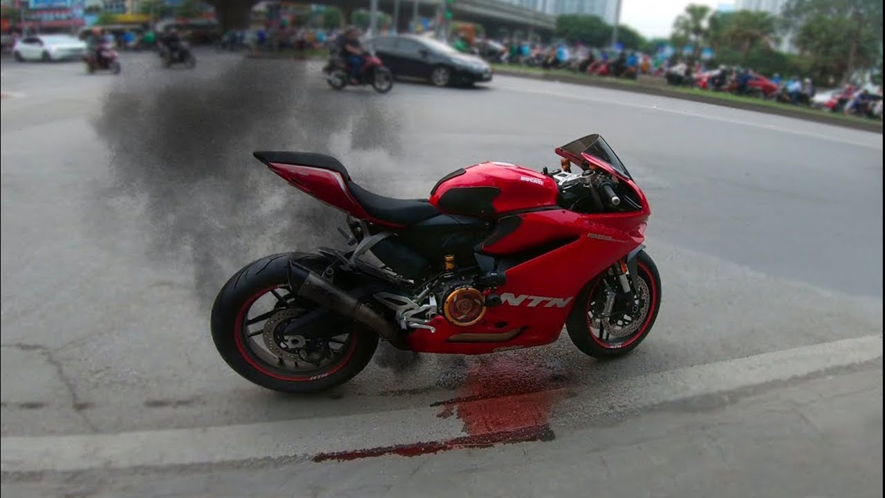 NTN - Xe Moto Ducati Bị Bốc Cháy (The Motocycle Was On Fire)