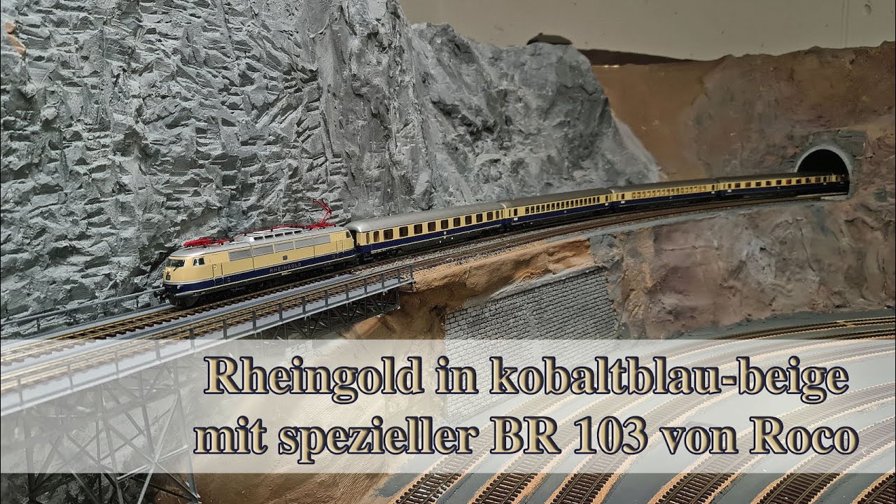Eleganter Rheingoldzug in kobaltblau-beige mit spezieller BR 103 von Roco