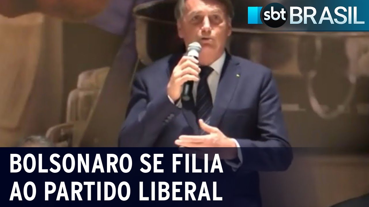 Bolsonaro se filia ao Partido Liberal ap&oacute;s 2 anos sem partido | SBT Brasil (30/11/21)