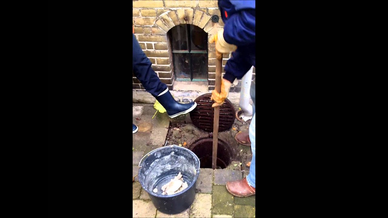 Sandfangsbrønd renses i Strandvejskvarteret (brøndrensningsdag video 2/4)