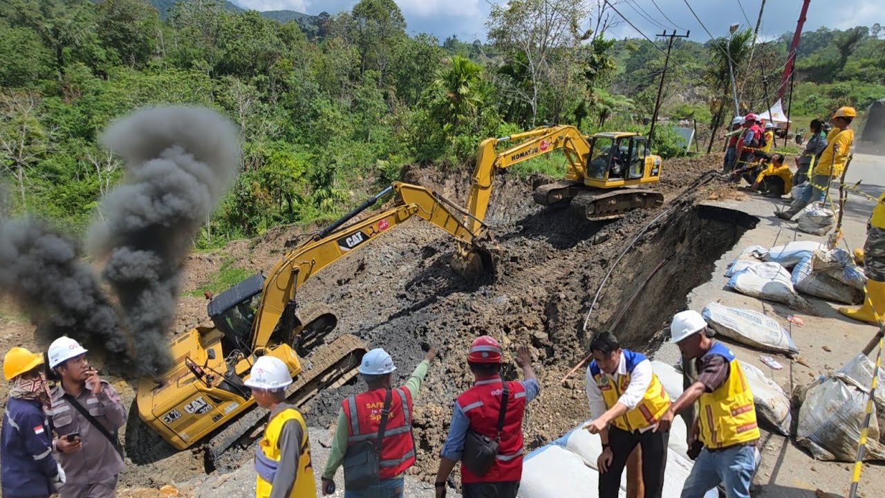 Para Mandor Sangat Panik !!! Evakuasi Excavator Terpuruk Di Jurang