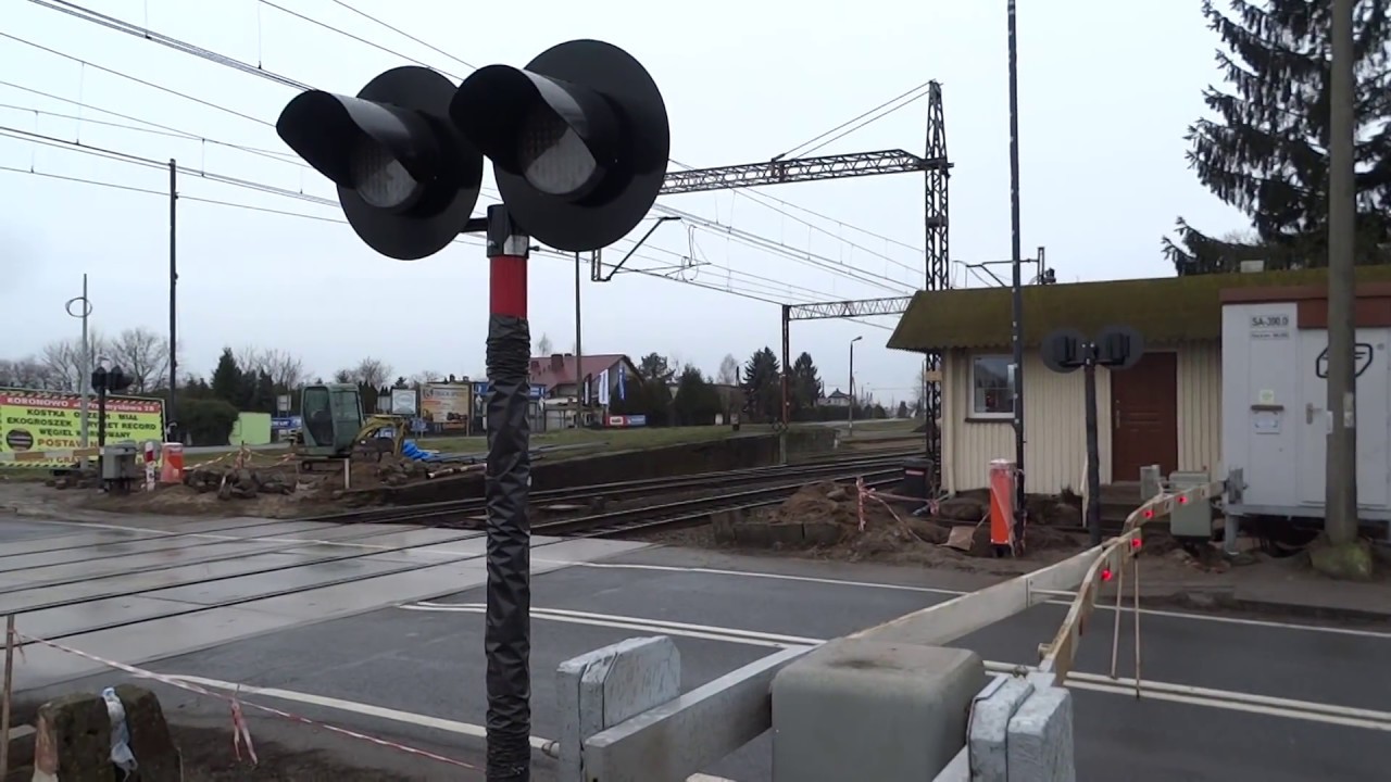 Pociągi na modernizowanym Przejeździe kolejowym w Kotomierzu (Rp1)+ drobna usterka rogatki