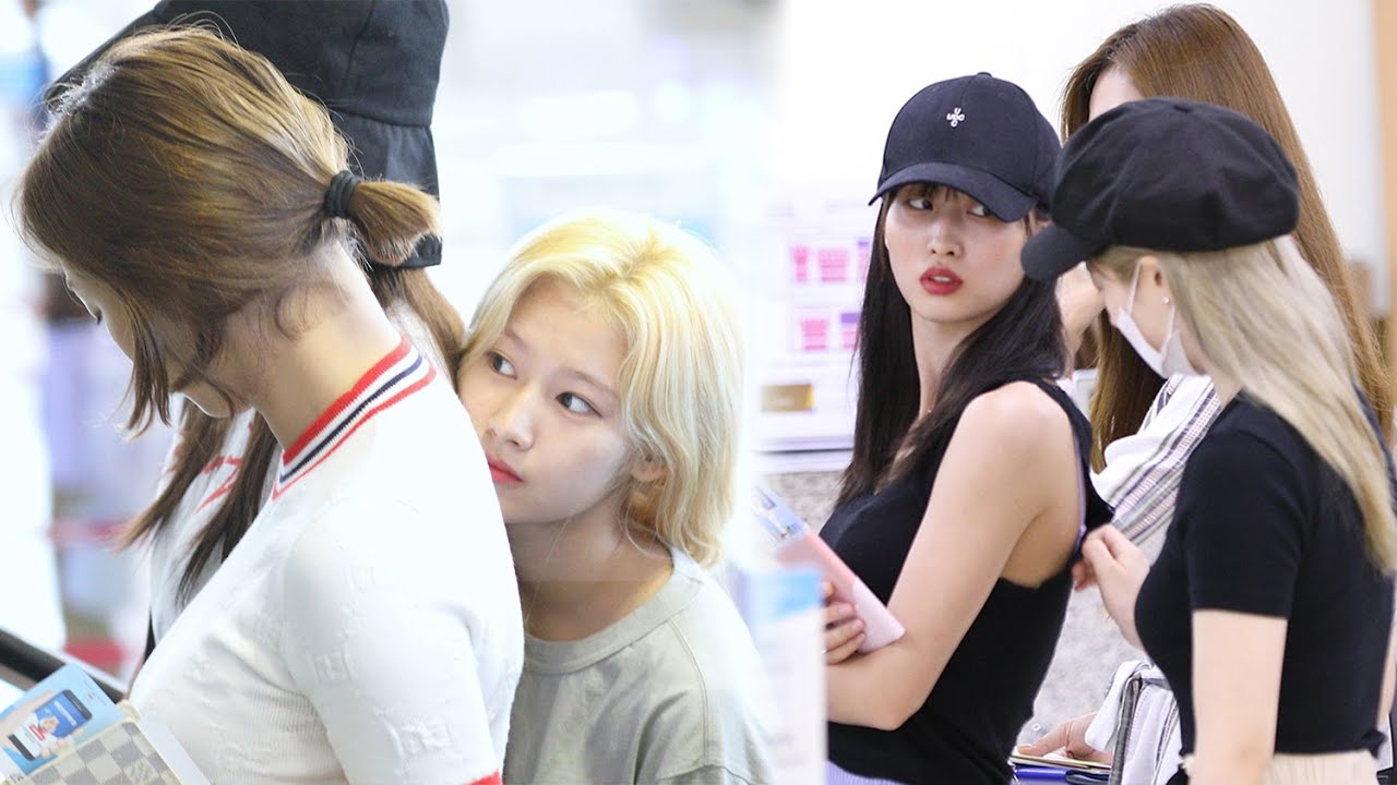 190705 트와이스(TWICE) 출국 Departure (모모 옷차림 챙겨주는  다현) [김포공항] 4K 직캠 by 비몽