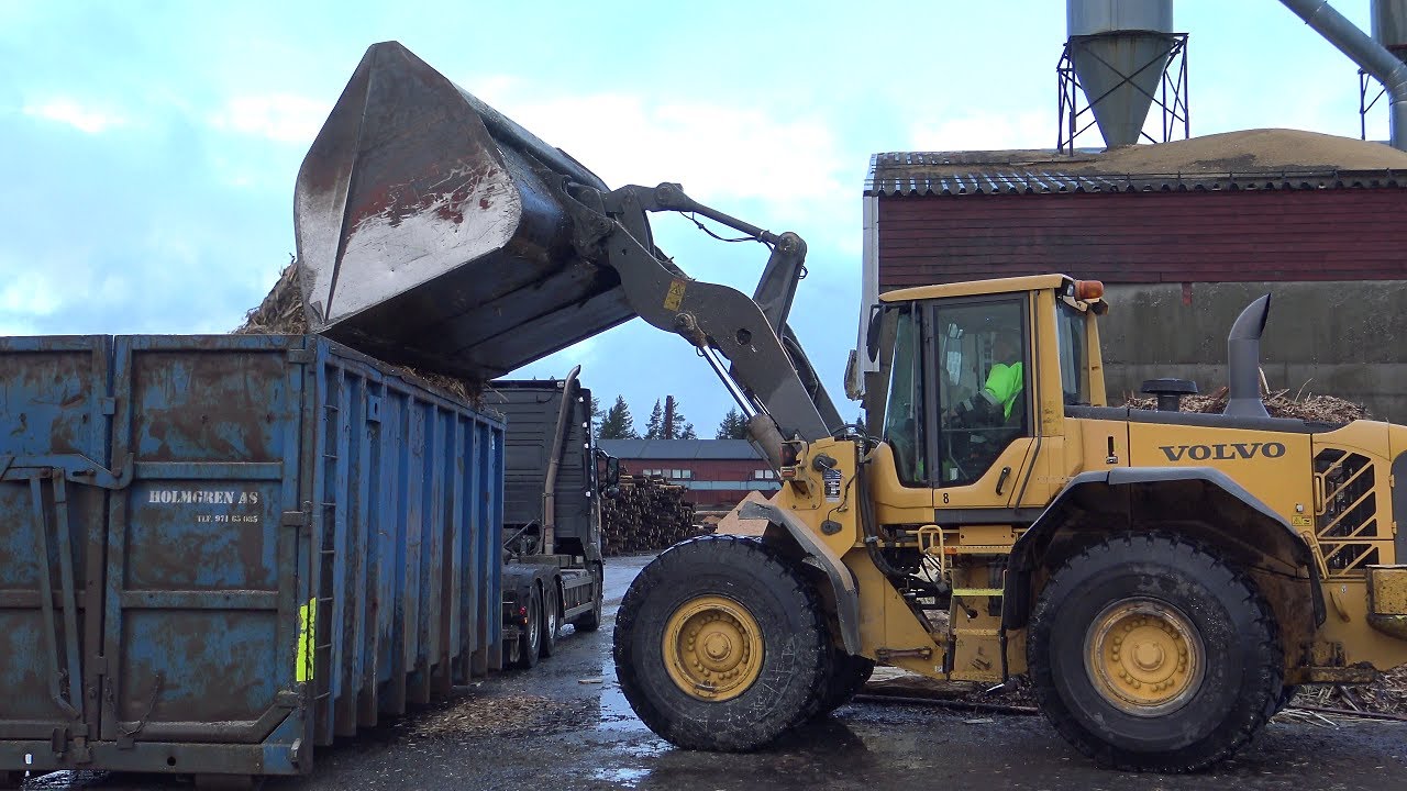 4K| Volvo L110F Loading Volvo FH16 700 Hook Lift With Sawmill Waste