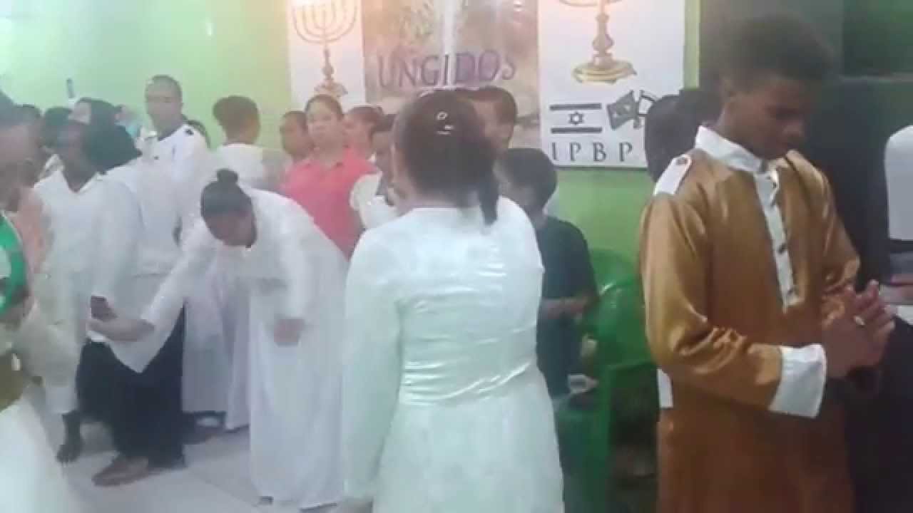 BISPA ELISIENE LOUVANDO AO SENHOR COM AS PALMAS EM IGREJA PENTECOSTAL BEER PO&Ccedil;O DA PROVISAO 01 08 20