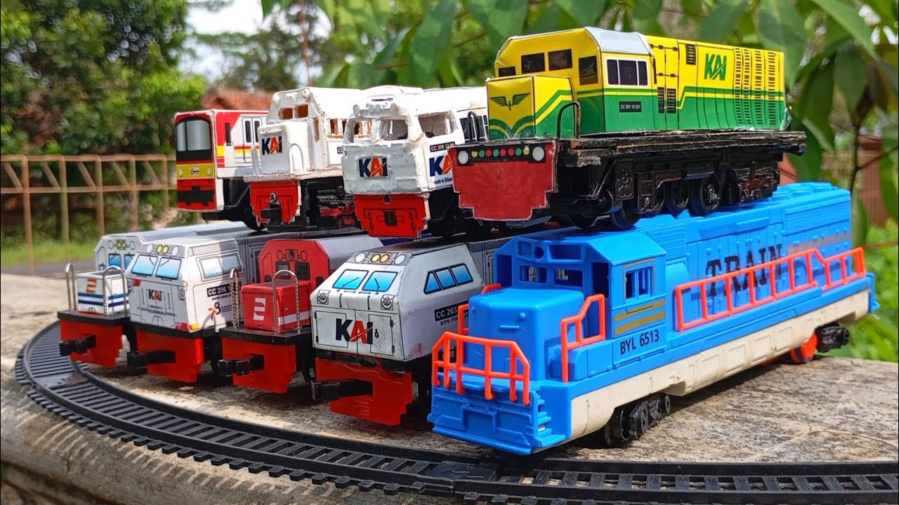 Menemukan mainan kereta api kai cc203,kereta api vintage,kereta api rnb,kereta api krl
