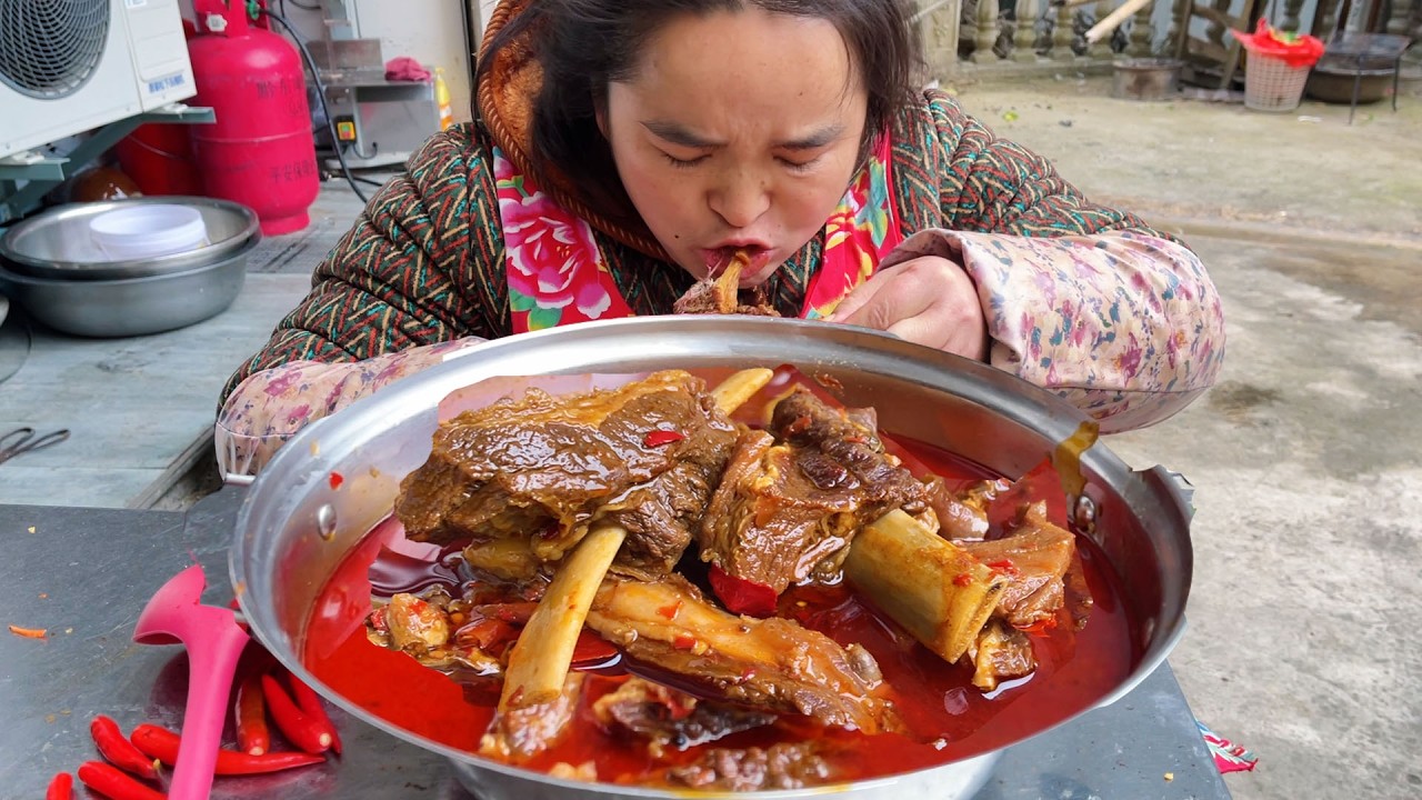 苗大姐炖一锅牛排骨，味道超级香，手直接抓来吃啃，就是舍不得吃完