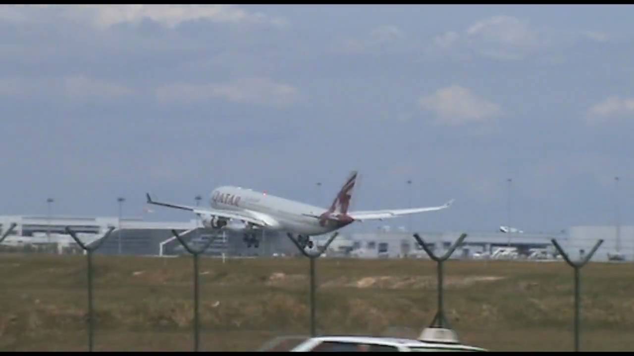 QR620 Airbus A330-300 Qatar Airways From Doha Landing 32L At Kuala Lumpur International
