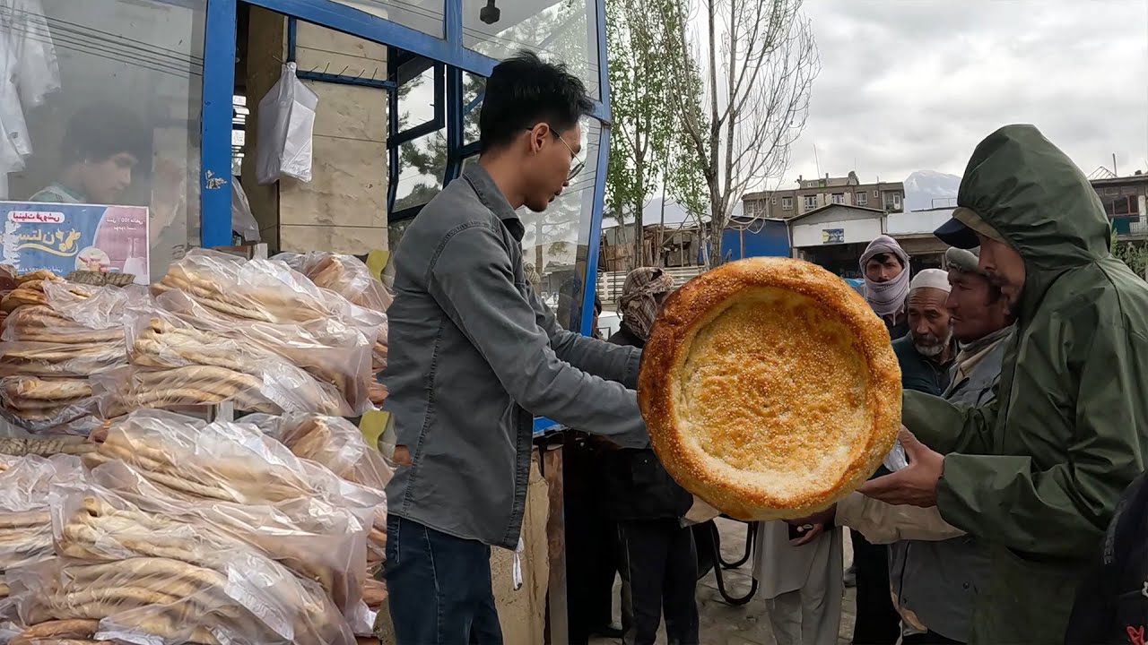 阿富汗街頭的老人們，他們沒有被戰爭擊垮脊梁，卻要為生存而彎腰【NO:380】
