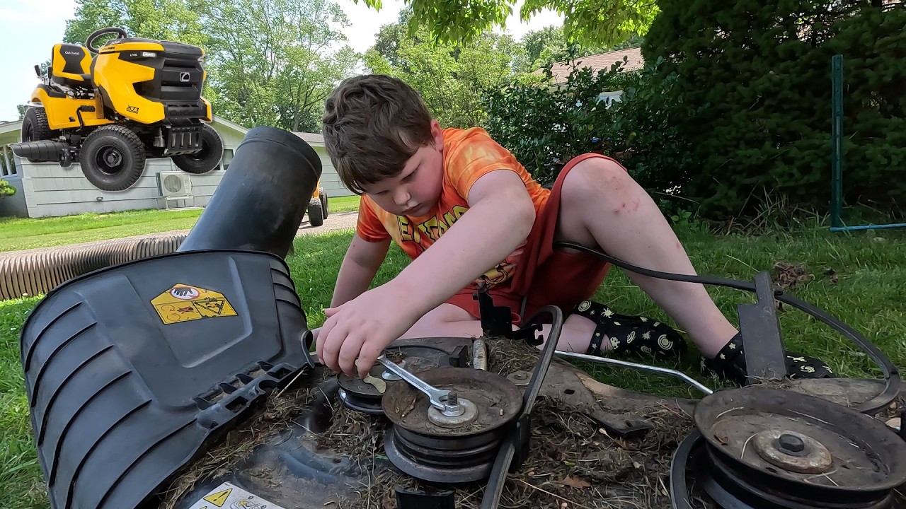 LAWNMOWER TROUBLE! Belt replacement | Lawnmower maintainence and repair