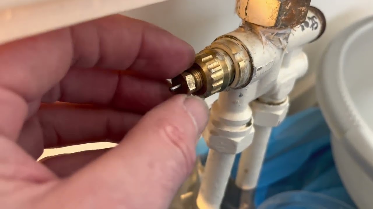 Vastzittende pin thermostaatkraan/radiator ventiel: wat zit er achter die pin?