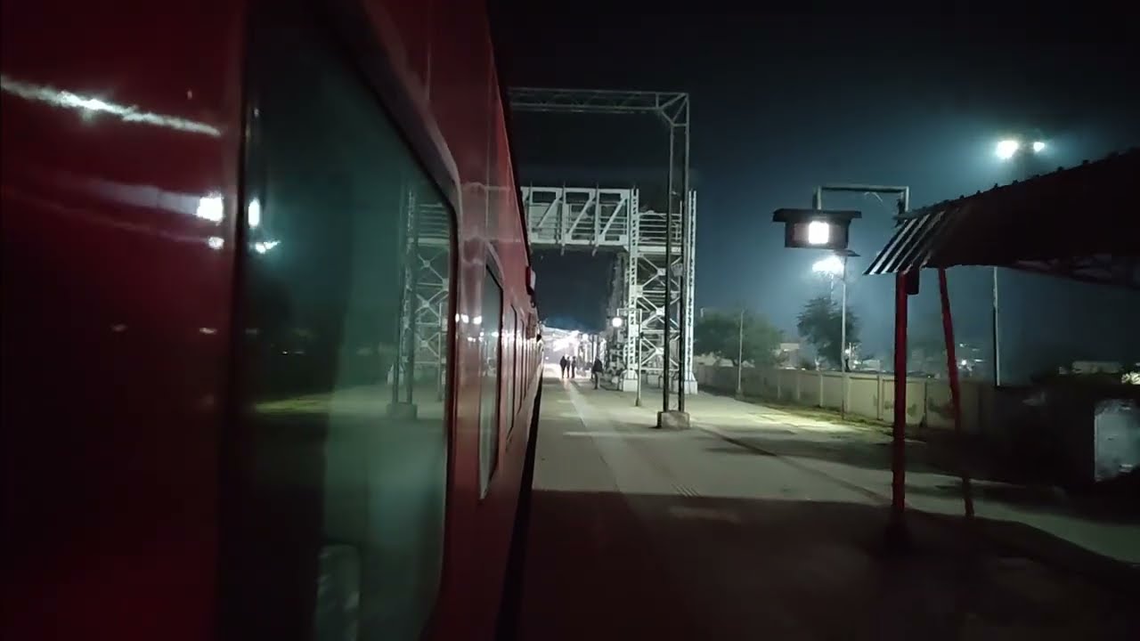 Lalgarh Prayagraj Superfast Express Arriving Goverdhan station with CNB WAP-7