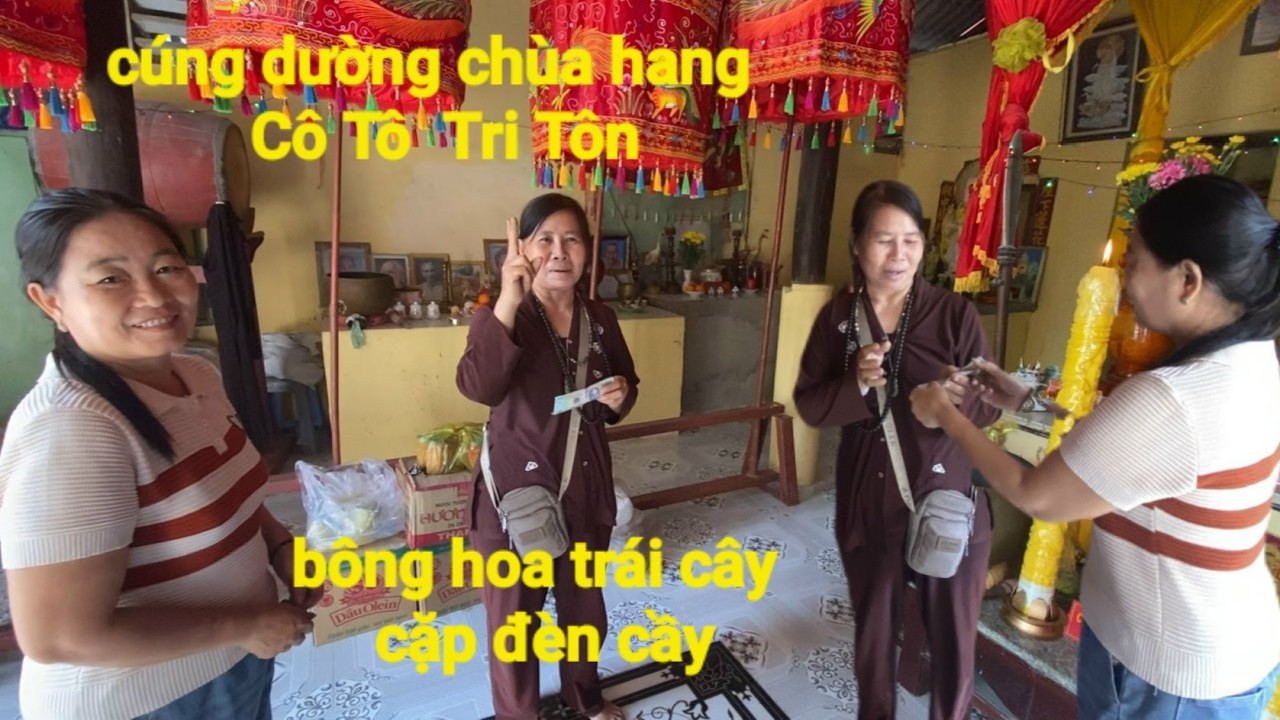 Anh Hùng ở Mỹ CÚng Dường bông hoa trái cây và cặp đèn cầy lớn chánh điện chùa Hang