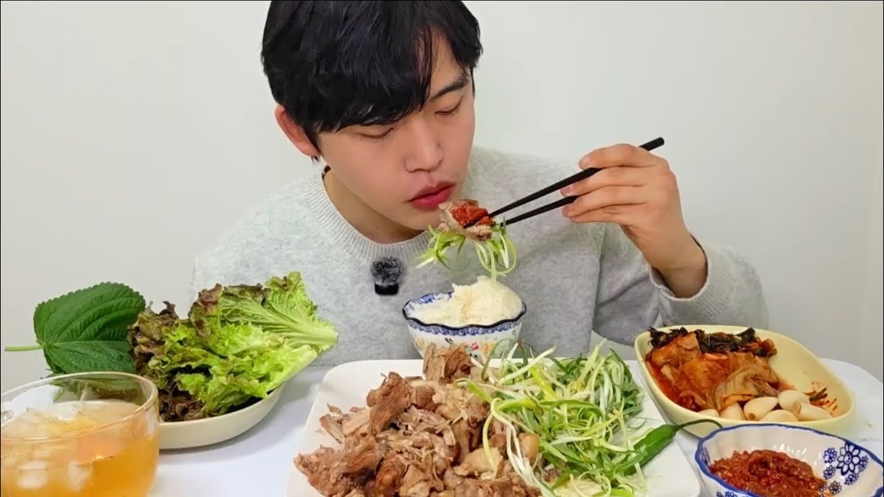 상추랑 깻잎 위에 보쌈, 파채 올리고 한입 🤤 청양고추랑 쌈장까지 아삭하게 두입 😲 Mukbang