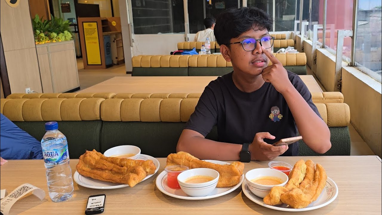 9. Vlog Hari Makan Banyak Arip Icom