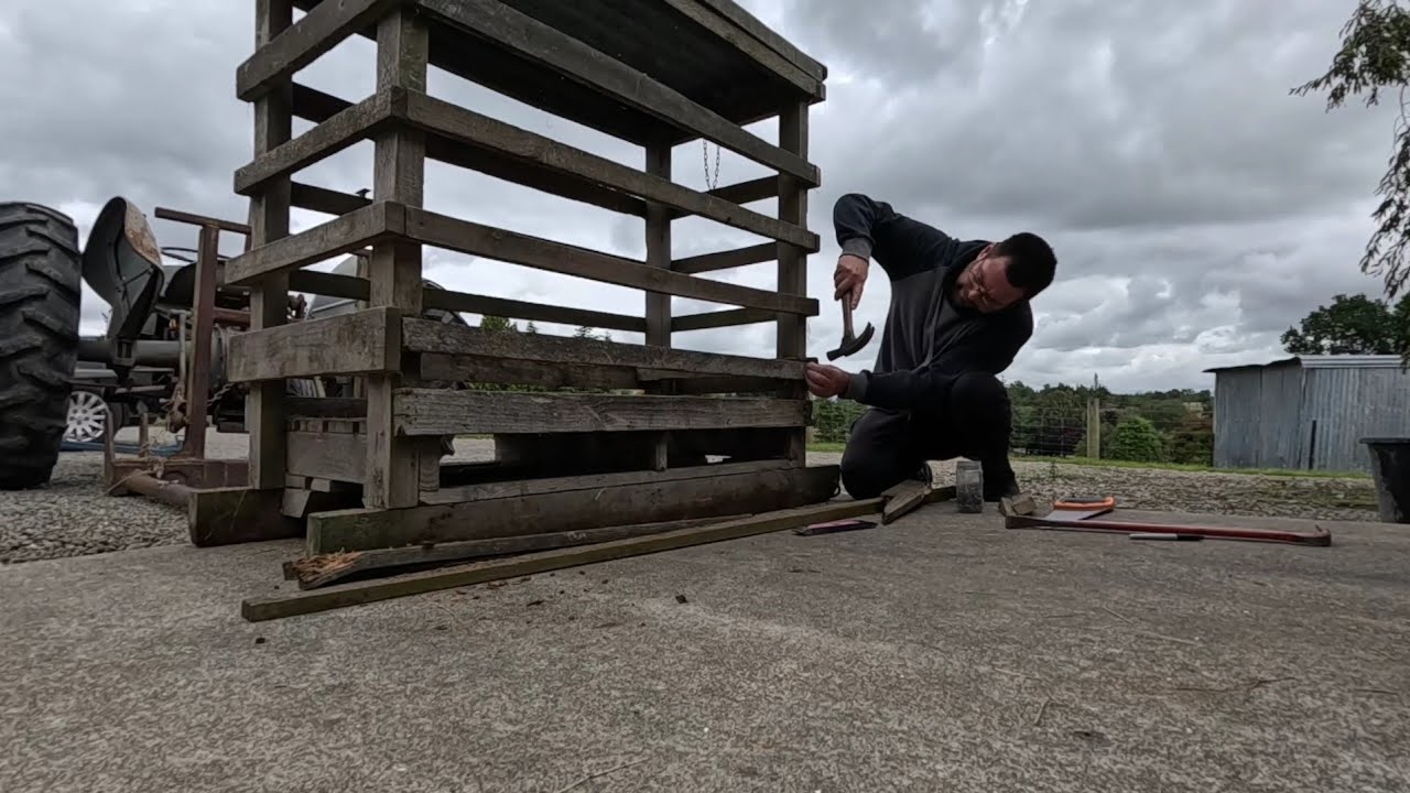 Ремонт кормушки для сена с использованием переработанных материалов после сильного ветра.
