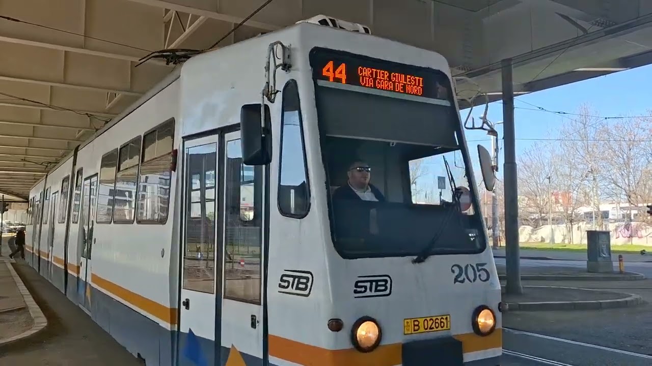 Tramvaiul V3A-93-CA #205 (44) plecând din stația Gara Basarab 