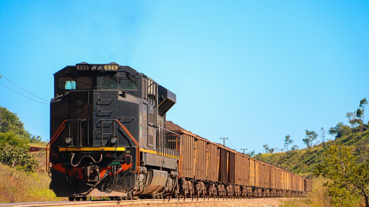 Locomotivas acelerando em for&ccedil;a total com trem carregado em rampa forte na Ferrovia do A&ccedil;o