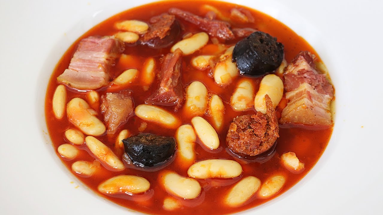 Fabada asturiana con compango. Receta española