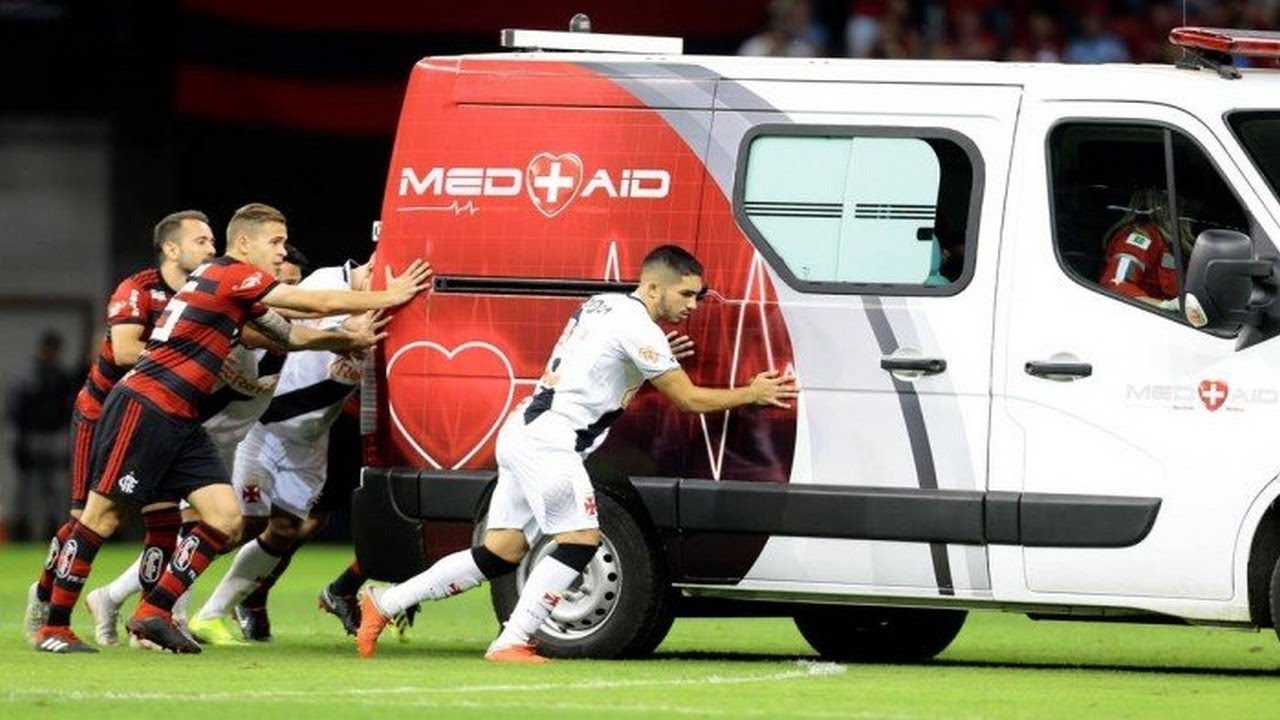 Ambulância Sendo Empurrada por Jogadores do Vasco e Flamengo! 15/09/2018